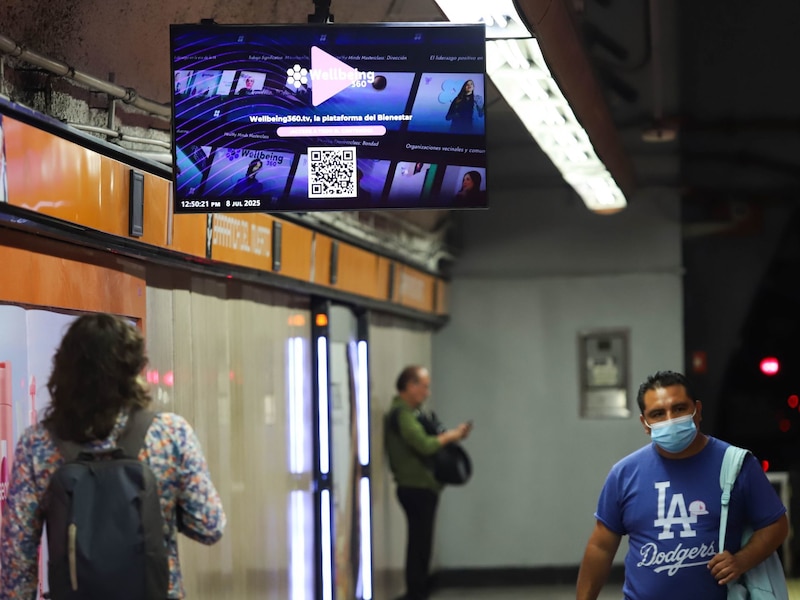 El Sistema de transporte Colectivo Metro (STC) lanzó la campaña “Bienestar - Wellbeing 360” que comenzará a transmitirse en las pantallas de 70 estaciones del Metro, una cápsula de video que tendrá una duración aproximada de 20 segundos. Además, los usuarios podrán acceder de forma gratuita y mediante un código QR a la plataforma Wellbeing360.tv, la cual ofrecerá más de 100 conferencias de expertos internacionales sobre propósito de vida, gratitud, atención plena, meditación y salud emocional, aplicables tanto en la vida personal como familiar y profesional.
