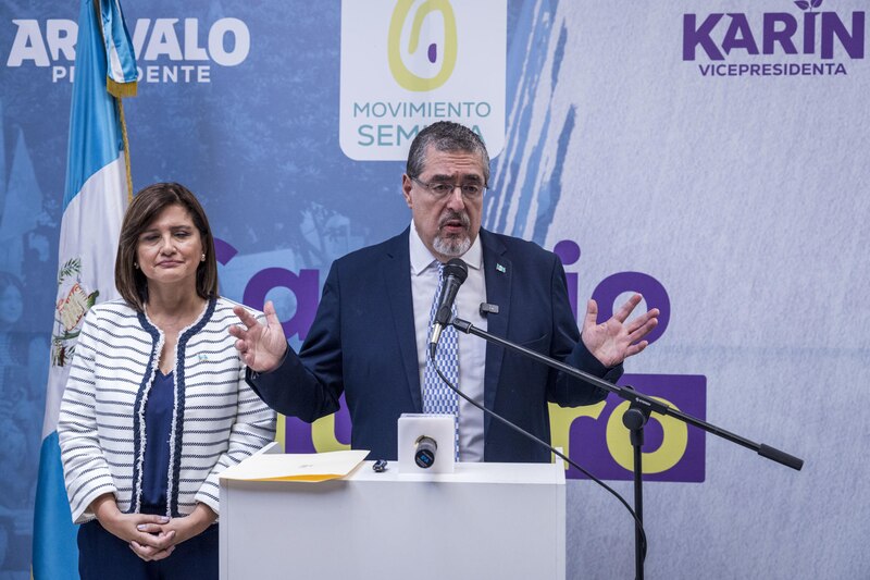 El presidente electo de Guatemala, Alejandro Giammattei, y su vicepresidenta electa, Karin Quemme, durante una conferencia de prensa.