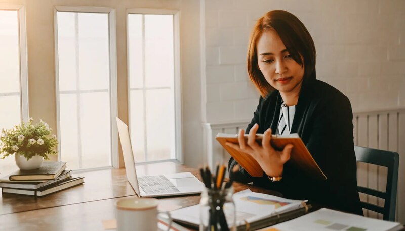 Mujer trabajando en su oficina