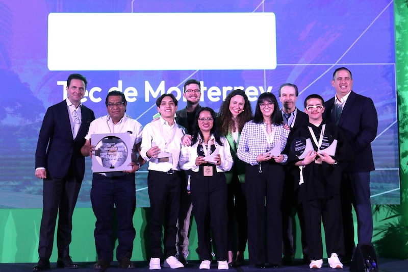 Fotografía de los ganadores del concurso "Constructores del Futuro", junto a su asesor Gerardo Díaz, mostrando su proyecto "Nanolux"