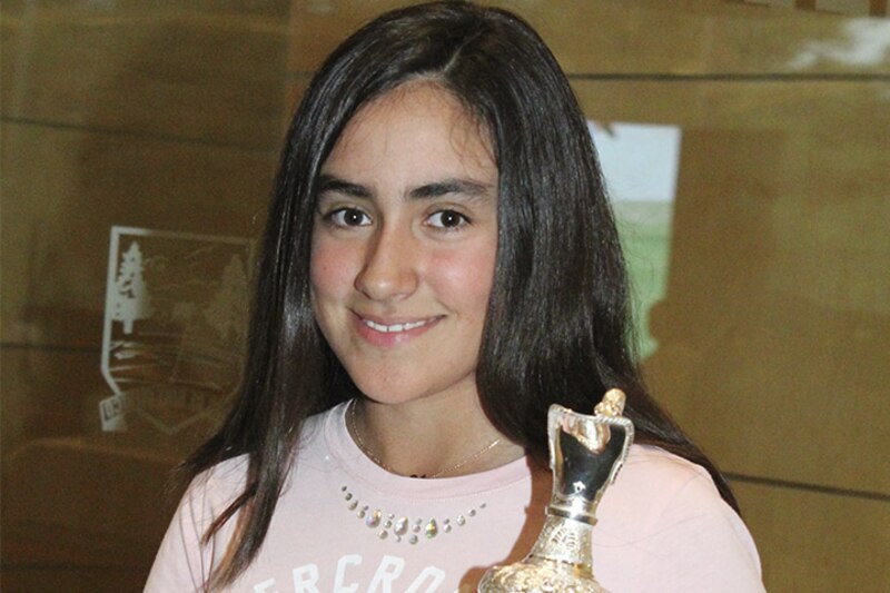 La golfista amateur mexicana María Fassi celebra su victoria en el Campeonato Mundial Juvenil de Golf 2018.