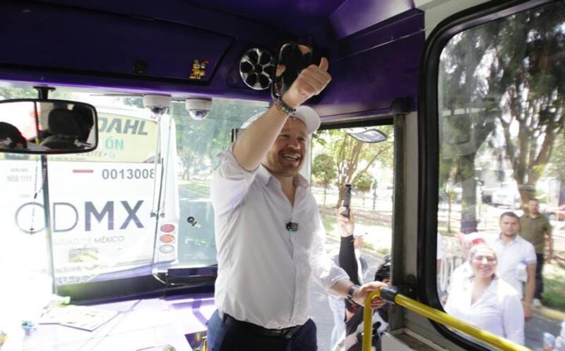 El candidato a la presidencia de México, Ricardo Anaya, saluda a sus seguidores desde un autobús de campaña.