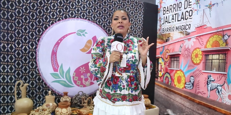 La conductora de televisión mexicana, Jimena Gallego, entrevista a una artesana en el Barrio Mágico de Jalatlaco, Oaxaca.