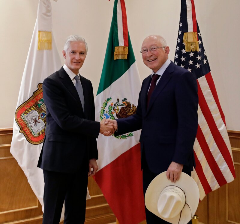 El presidente mexicano Enrique Peña Nieto se reúne con el vicepresidente estadounidense Mike Pence