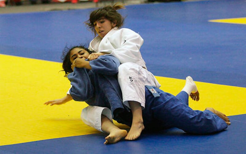 Dos mujeres practicando judo