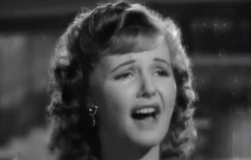 La actriz y cantante Libertad Lamarque cantando en una película.