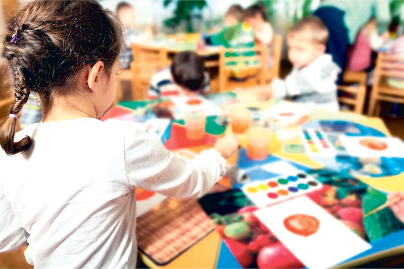 Niños pintando en el aula