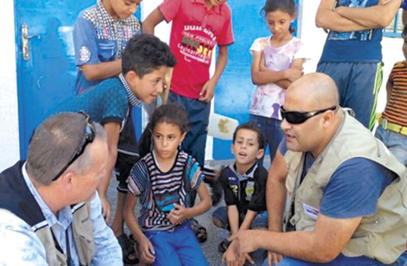 Un grupo de niños escucha atentamente a un hombre