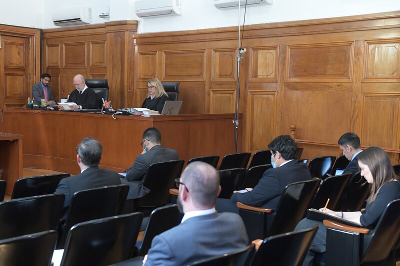 Jueces en el estrado durante un juicio