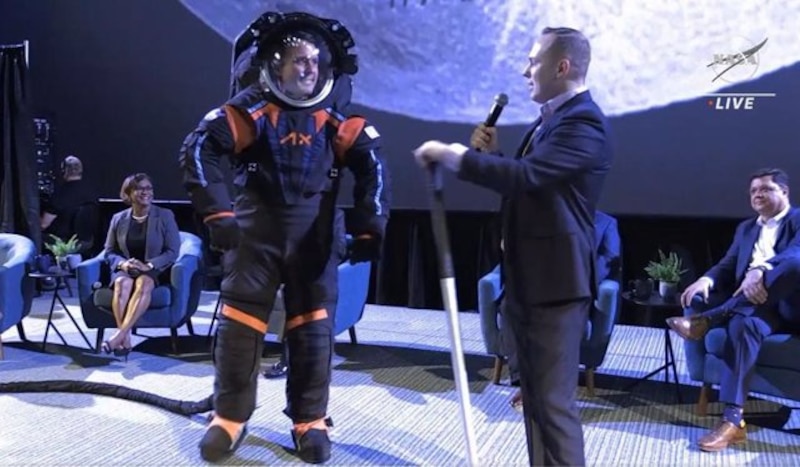 Elon Musk presenta el nuevo traje espacial de SpaceX