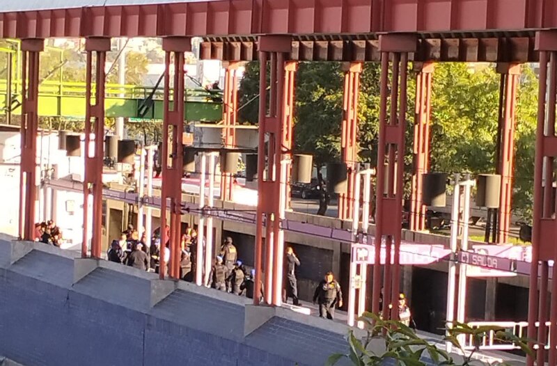 Multitud de personas en una estación de tren