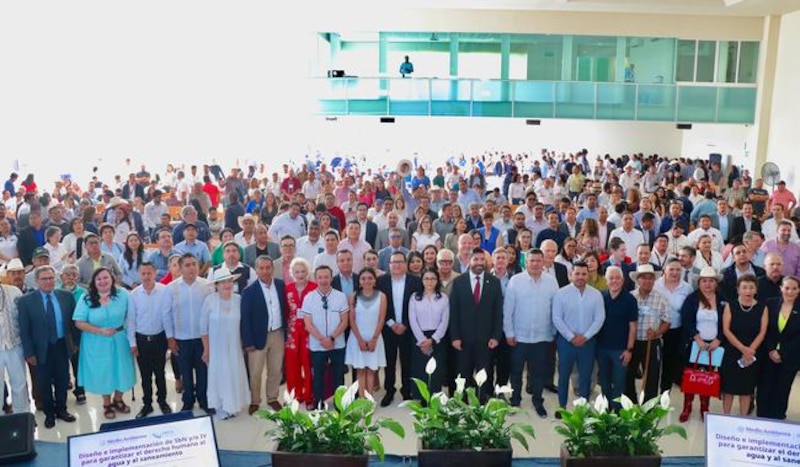 Participantes del último foro sobre legislación del agua debatiendo propuestas en un auditorio