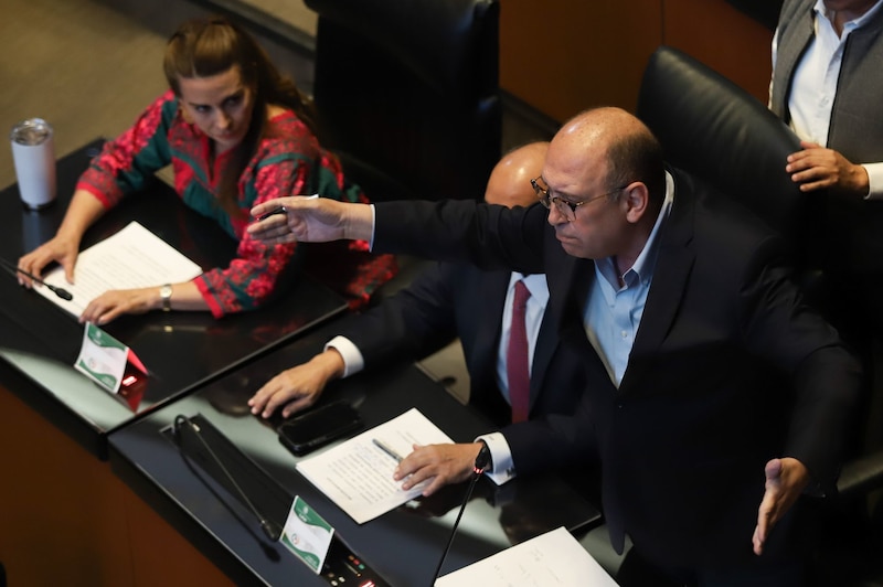 Rubén Moreira, diputado del PRI, discute con Gerardo Fernández Noroña, presidente de la Mesa Directiva de la Comisión Permanente, durante la sesión de este miércoles.