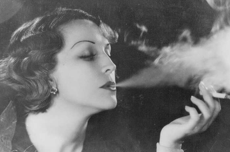 Retrato de mujer fumando