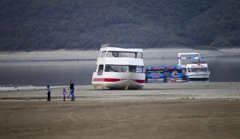 Embarcaciones encalladas en el Lago de Chapala