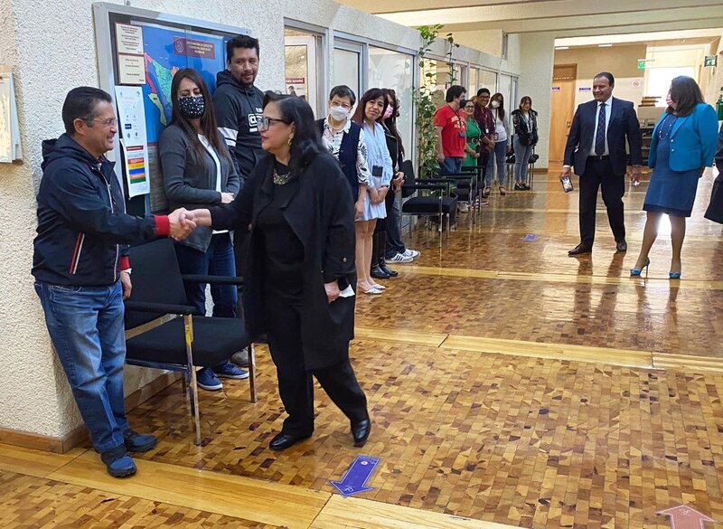 La rectora de la BUAP, Lilia Cedillo, saluda a los estudiantes de la Facultad de Derecho