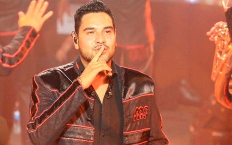 El cantante de música popular Jessi Uribe en concierto