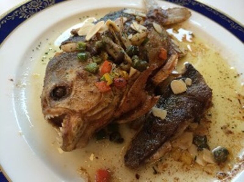 Pescado frito con almendras