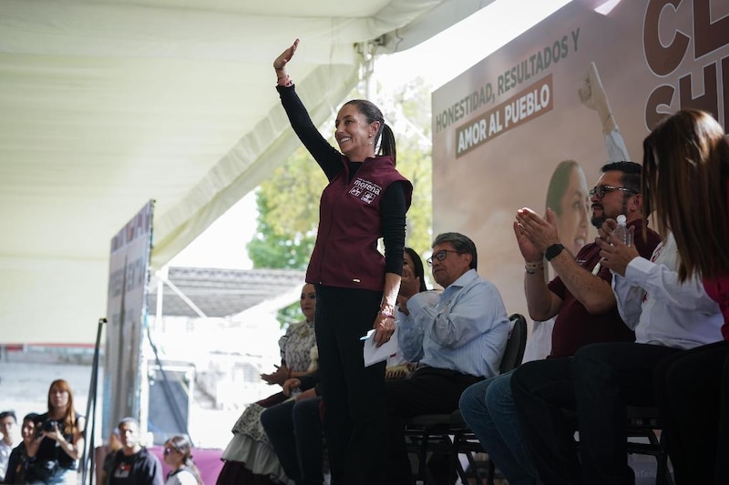 La candidata a la gubernatura de Morena, Delfina Gómez, saluda a sus simpatizantes durante un mitin en Texcoco, Estado de México.