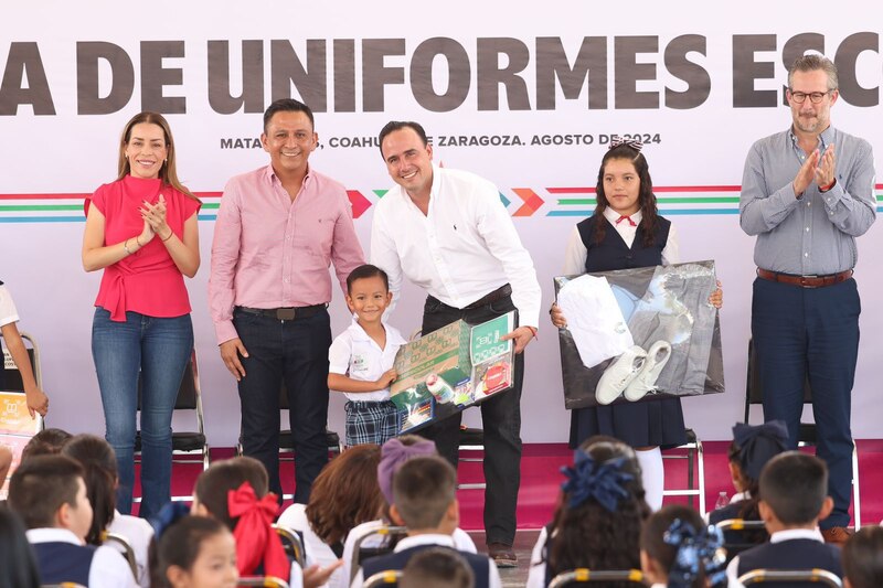 Entrega de uniformes escolares en Zaragoza, Coahuila