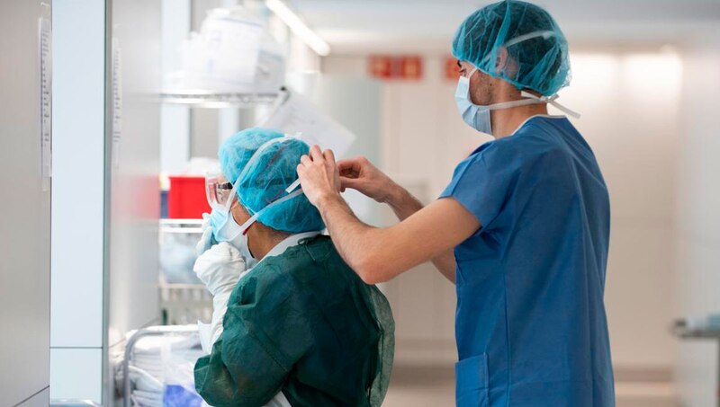 Dos médicos se preparan para una cirugía