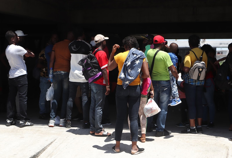 Migrantes esperan para cruzar la frontera