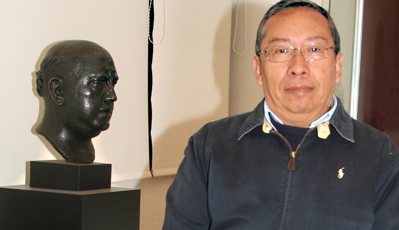 El artista plástico Javier Marín junto a su obra "Cabeza de hombre"