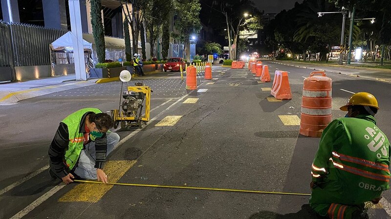 Trabajadores realizan labores de mantenimiento en una calle de la Ciudad de México