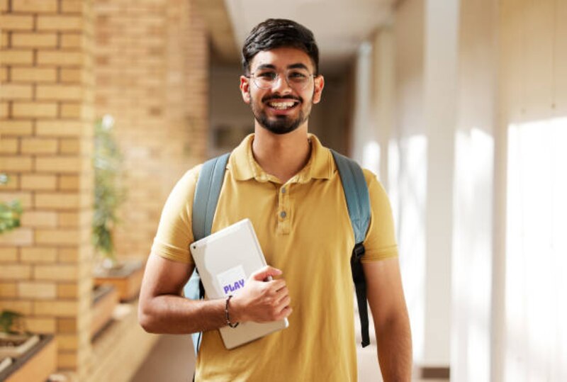 Estudiante universitario indio con una tablet