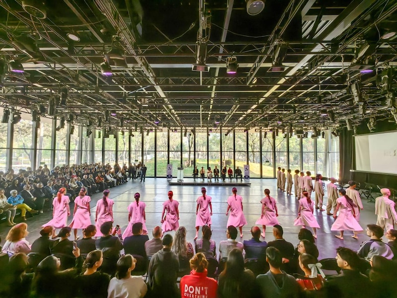 Una presentación de danza contemporánea en un museo