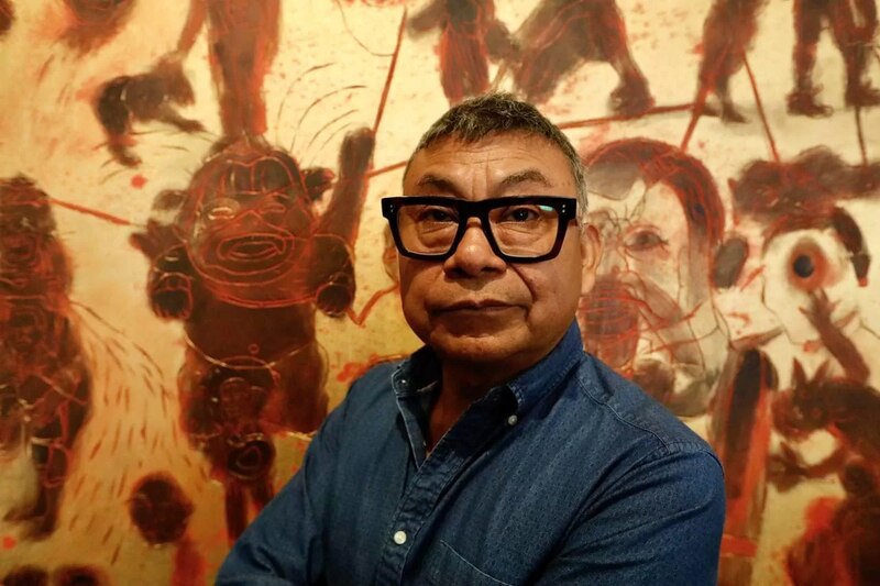 El artista plástico Arturo Rivera ante su obra "La lucha de los contrarios".