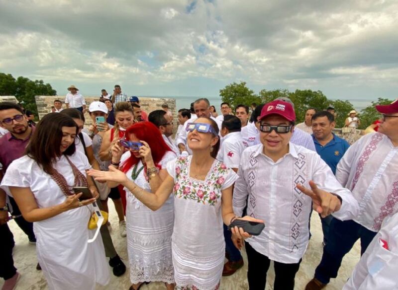 El presidente López Obrador y su esposa Beatriz Gutiérrez Müller observan el eclipse solar en Yucatán