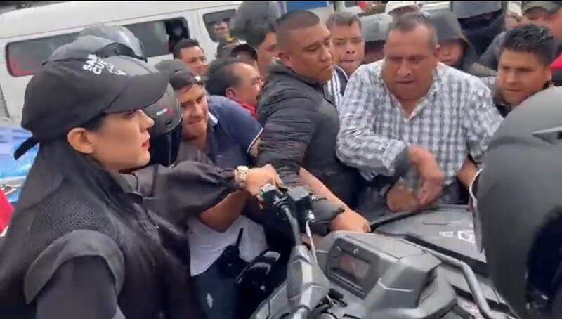 La policía detiene a un grupo de personas que protestaban en la calle.