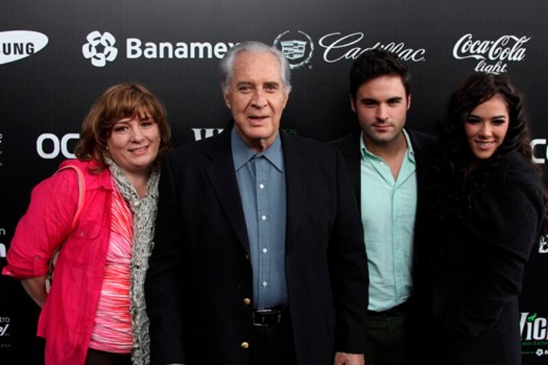 El actor Ignacio López Tarso y su familia en la alfombra roja.