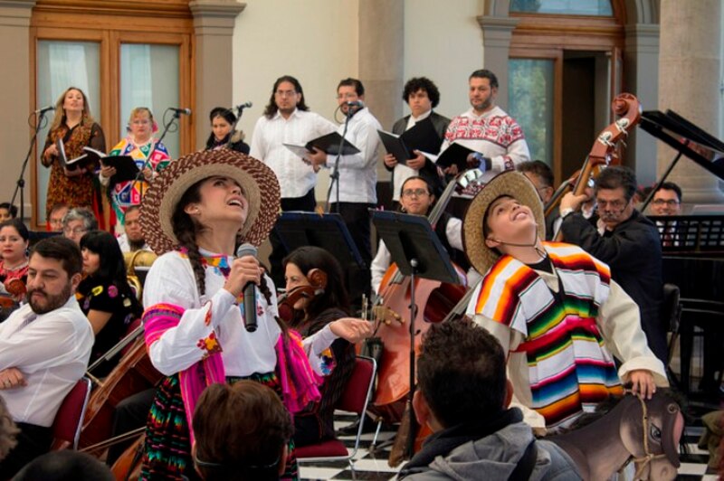 Niños indígenas cantando en un concierto de música clásica
