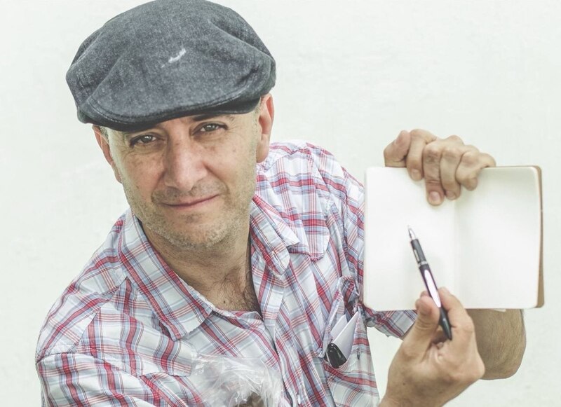 Un hombre con una libreta y un bolígrafo