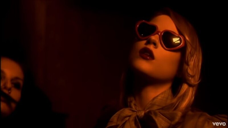 La mujer de las gafas rojas