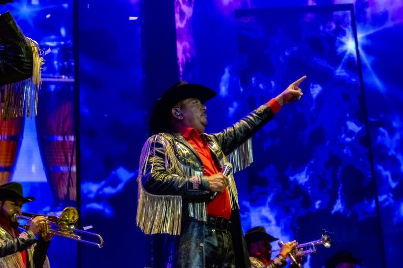 Banda Machos y Banda El Recodo durante su presentación en la Arena CDMX