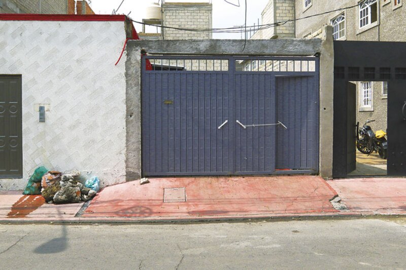 Puerta de garaje azul