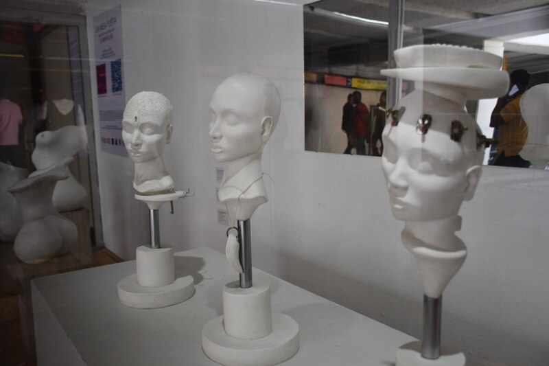 Escultura de cabezas humanas en exposición