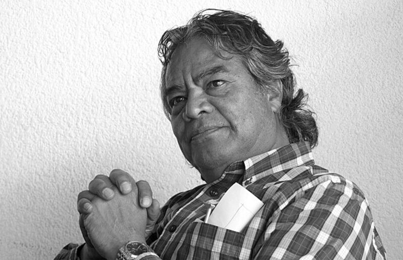 Retrato de un hombre mirando a la cámara