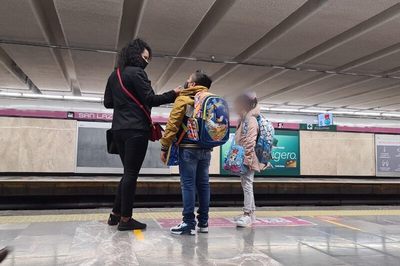 Madre con sus hijos en el metro