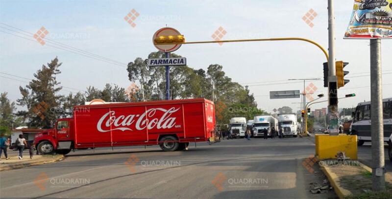 Tráiler de Coca-Cola se queda varado en semáforo de la salida a Celaya