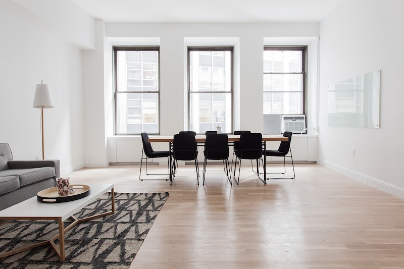 Elegante comedor con muebles modernos