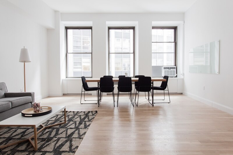 Elegante comedor con muebles modernos