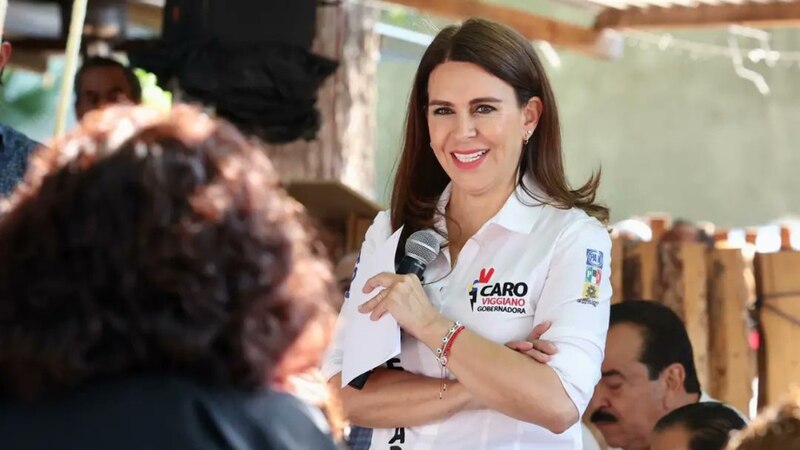 La candidata a gobernadora de Campeche, Layda Sansores, saluda a sus simpatizantes.