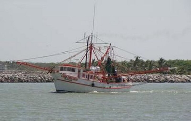 Un barco pesquero en el mar
