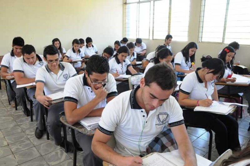 Estudiantes de secundaria en una clase
