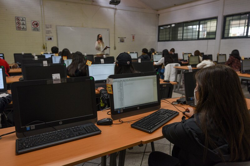 Estudiantes de informática trabajando en un proyecto.