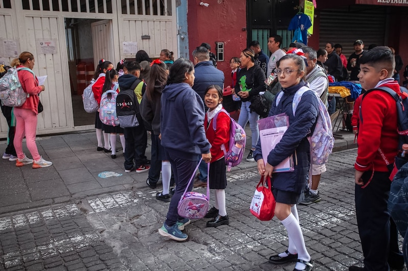 Más de 26 Millones de estudiantes de escuela primaria, preescolar y secundaria regresaron hoy a clase con los nuevos horarios. En la imagen aspectos de la primaria Fray Pedro de Gante y la escuela secundaria Cesar A. Ruiz.